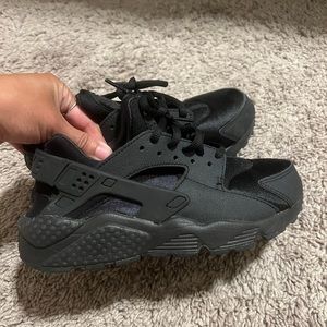 All black Nike huaraches size 6